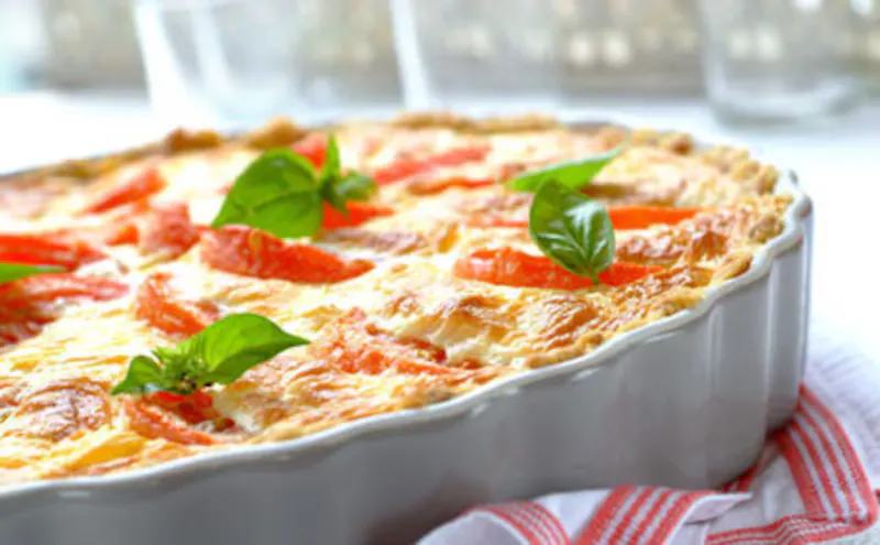 Tarta z pomidorami i burratą na cieście francuskim